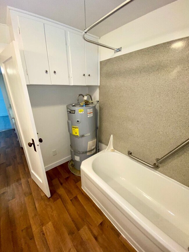 Building Photo - D&B Homes