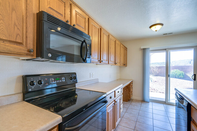 Building Photo - 3 Bedroom 2.5 Bathroom - Hidden Valley Tow...