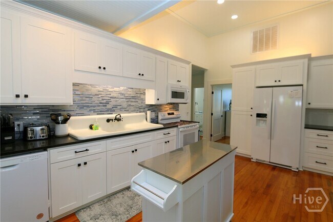 Building Photo - 201 Lovell Ave