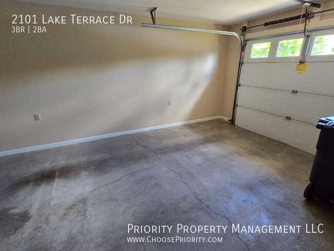 Building Photo - 2101 Lake Terrace Dr