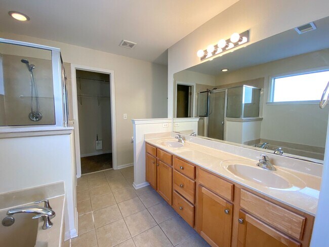 Building Photo - 3 bedroom 2.5 bathroom in Harbor Town Memphis