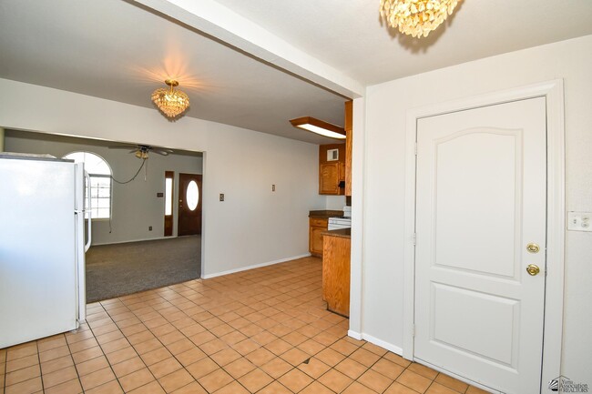 Building Photo - 143 S Sunset Ave
