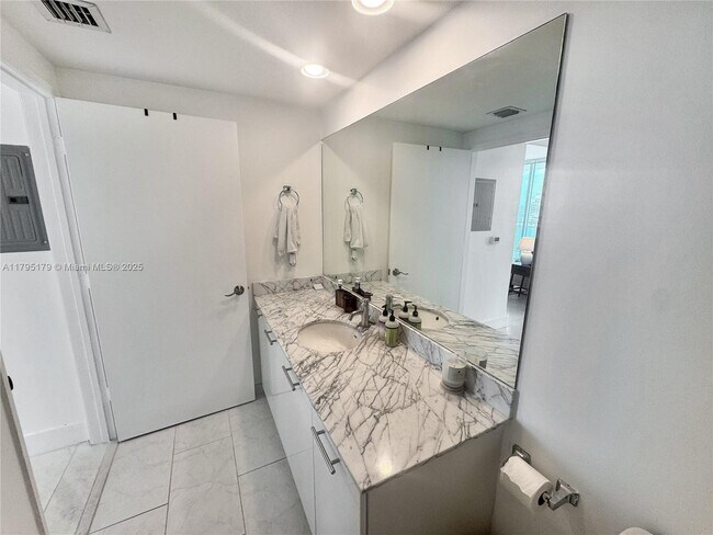 Building Photo - 950 Brickell Bay Dr