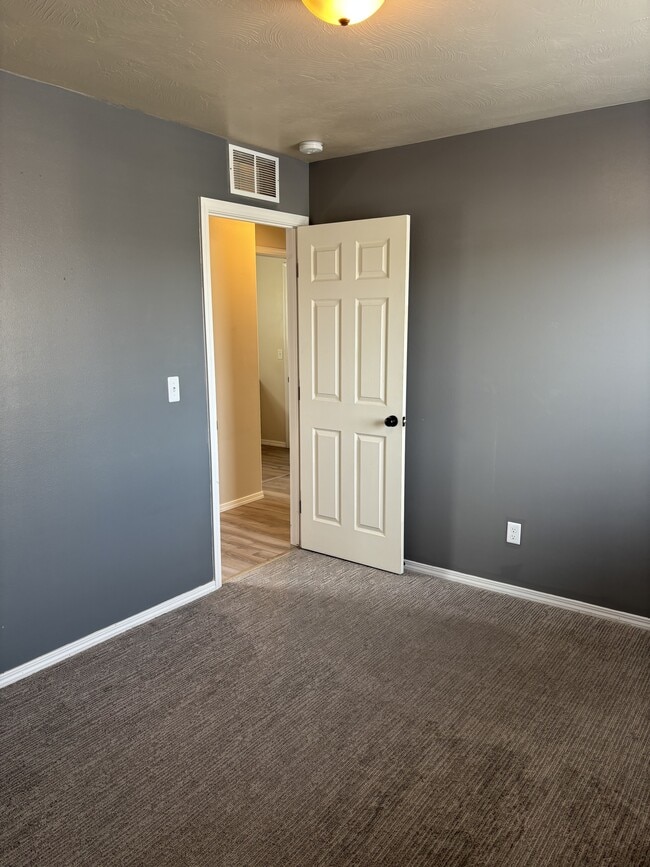 Building Photo - 2075 Mary Dr