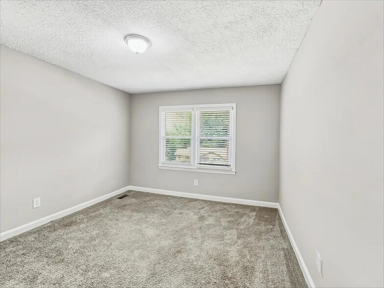 Building Photo - 1200 Golf View Ln