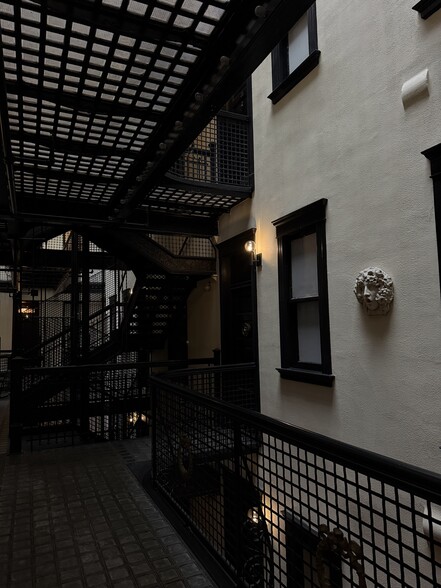 Building Photo - 2800 N Pine Grove Ave