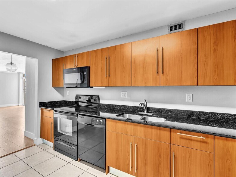 Building Photo - 3001 S Ocean Dr
