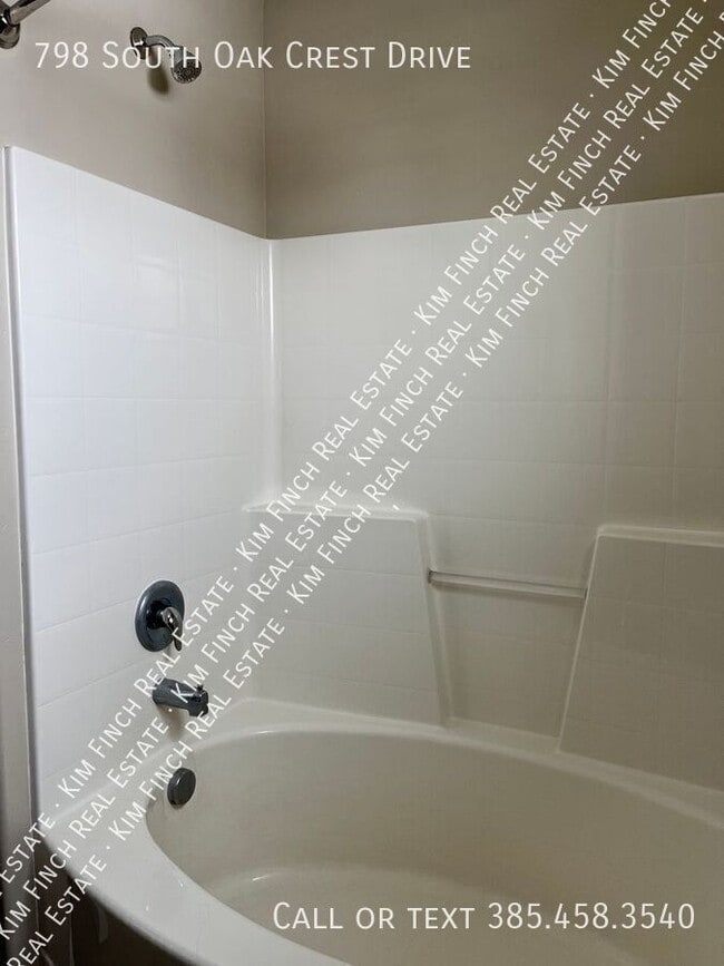 Building Photo - 798 S Oak Crest Dr