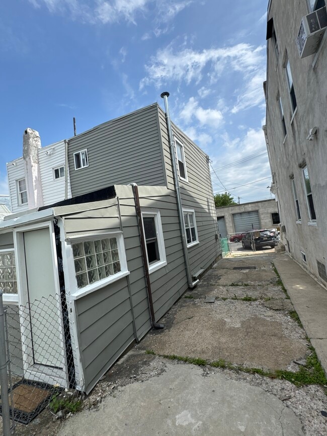 Building Photo - 4638 James St