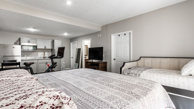 Building Photo - Spacious 5-Bed Home with In-Law Suite, Fin...