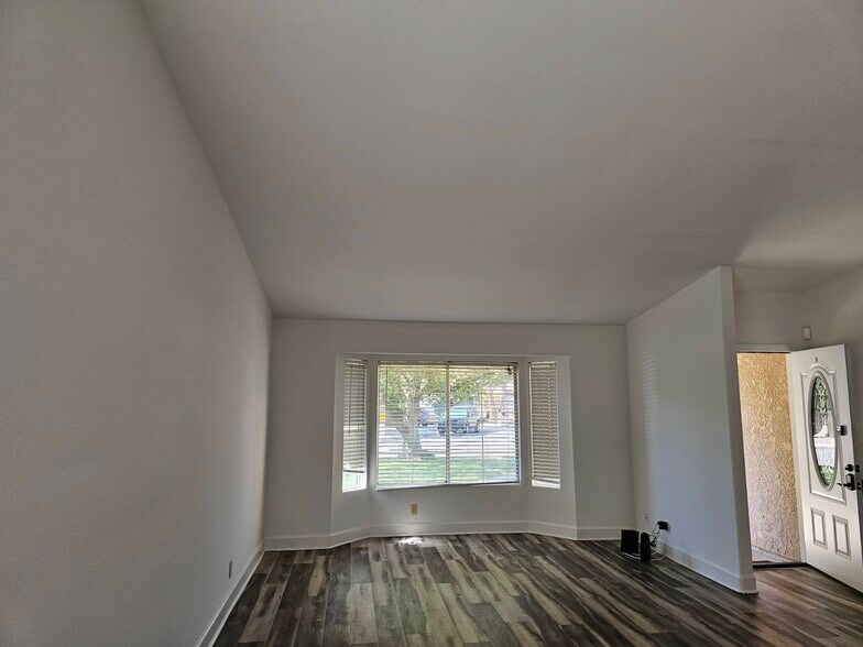 Building Photo - 1066 Gloria Dr