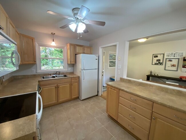 Building Photo - South AVL - 3/2 with Finished Basement!