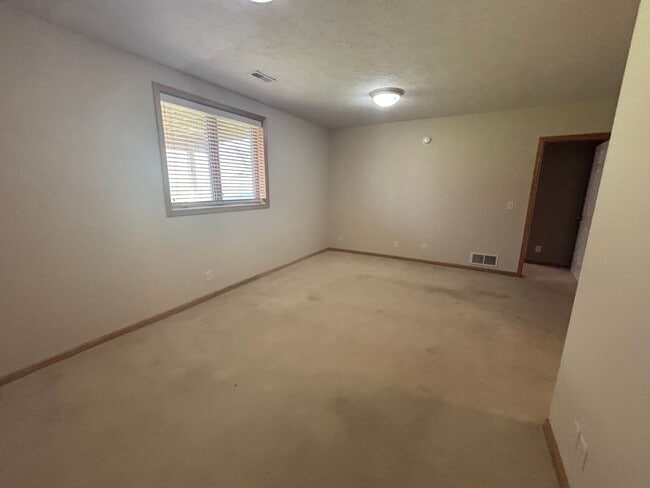 Building Photo - Spacious 3 bed / 2.5 bath Townhome in Millard