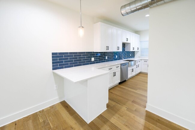 Building Photo - 8 Bedrooms 8 Baths Pre-leasing Now for 202...