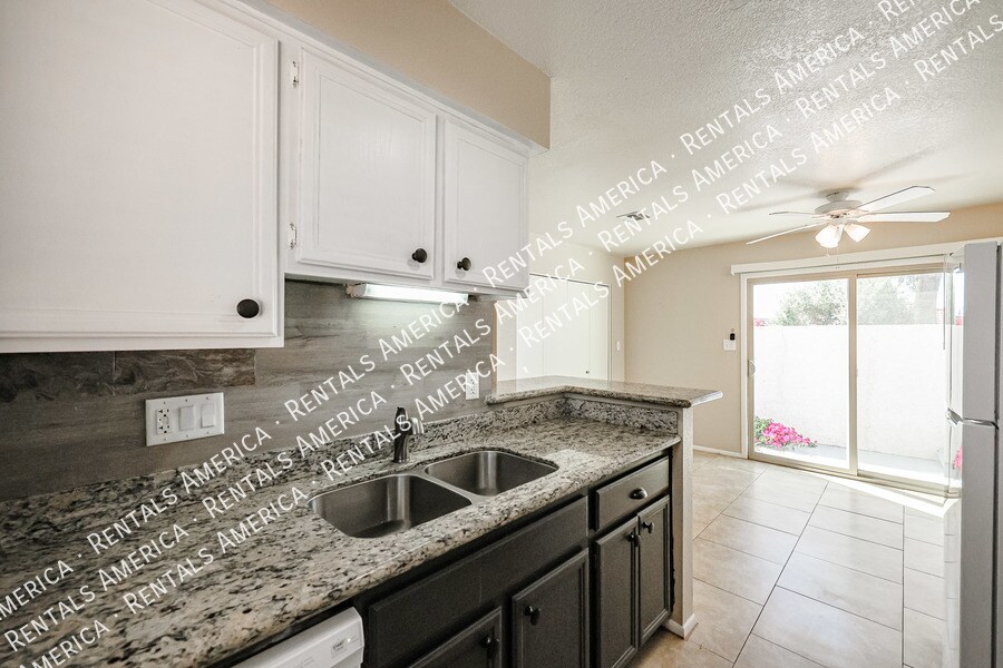 Building Photo - 10815 W Northern Ave