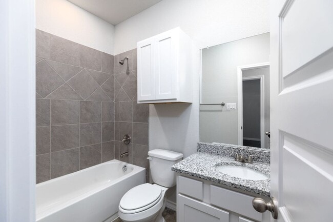 Building Photo - Charming & Spacious Duplex Retreat in Seguin!