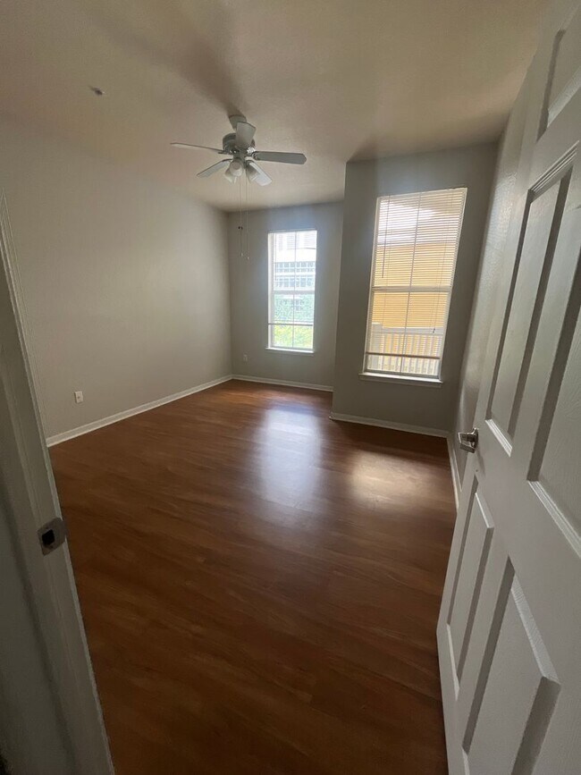 Building Photo - Downtown 2/2 Condo with garden view.
