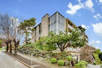 Building Photo - Fabulous Urban Retreat Condo in Celebrated...