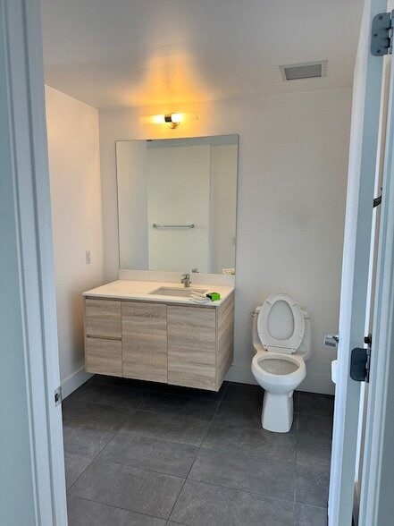 Building Photo - 4000 W Diversey Ave