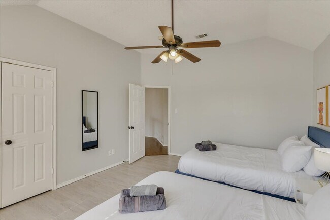 Building Photo - 7402 Brookhaven Dr