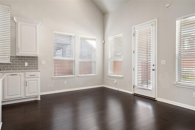 Building Photo - 2909 Zelma Dr