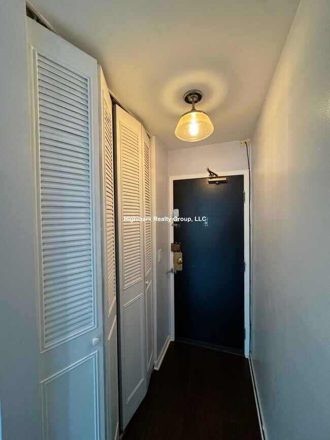 Building Photo - 3825 N Pine Grove Ave