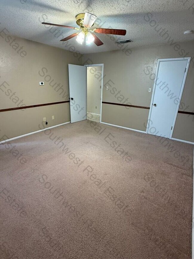 Building Photo - Spacious 3 bedrooms 2 bath family home