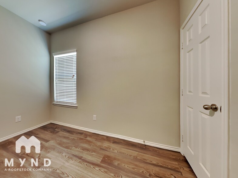 Building Photo - 413 E Avenue G Ave