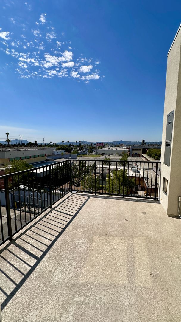 Building Photo - Luxury 2-Bedroom Penthouse with Spacious L...
