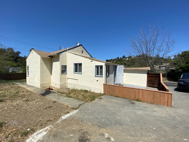 Building Photo - 1+ Bed 1 Bath, Single Family Home In Martinez