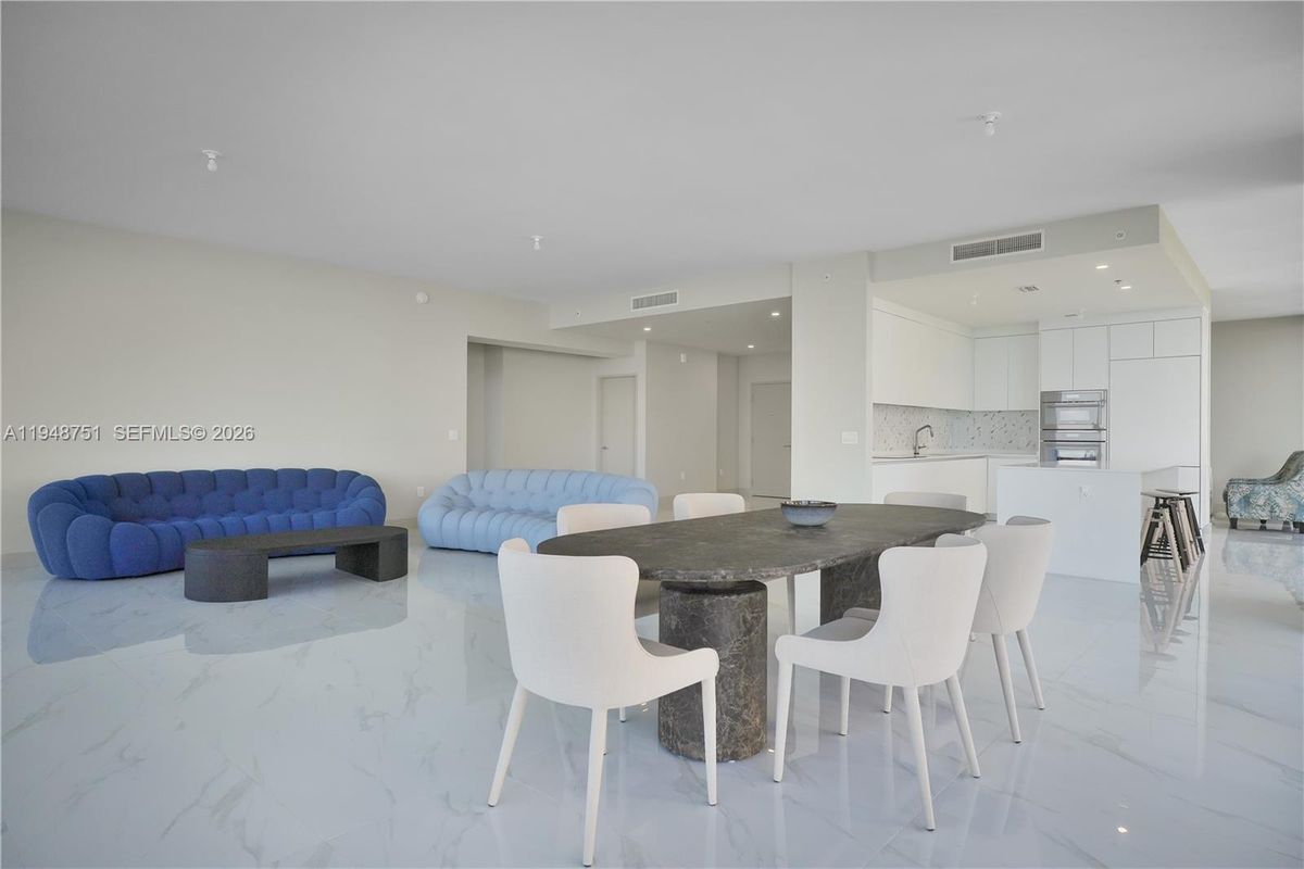 Building Photo - 700 NE 24th St