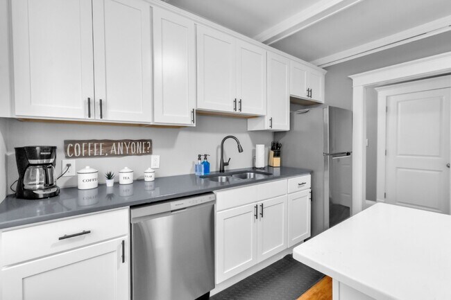 Building Photo - Furnished 7-Bedroom, 4-Bath Whole House in North Buffalo