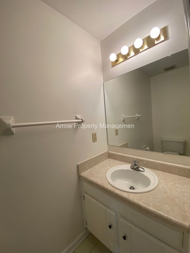 Building Photo - 2 Bedroom / 2.5 Bathroom / Amenities Include Pool & Tennis Courts / Assigned Parking / Minutes to...