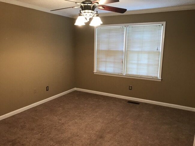 Building Photo - 3 bed 2 bath home for rent