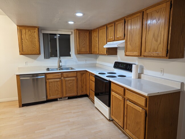 Kitchen - 752 E 500 N