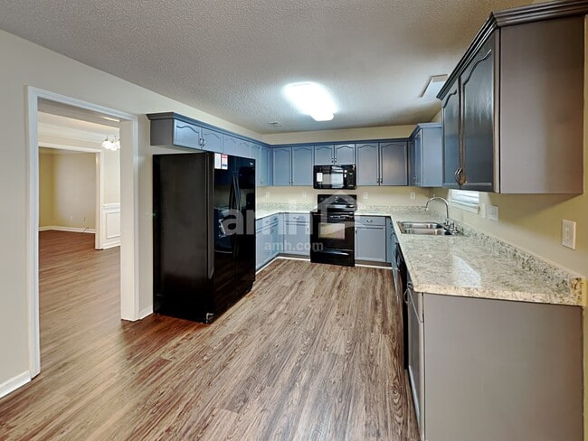 Building Photo - 4010 Logan Cir