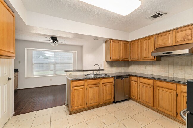 Building Photo - 3118 Kempwood Dr