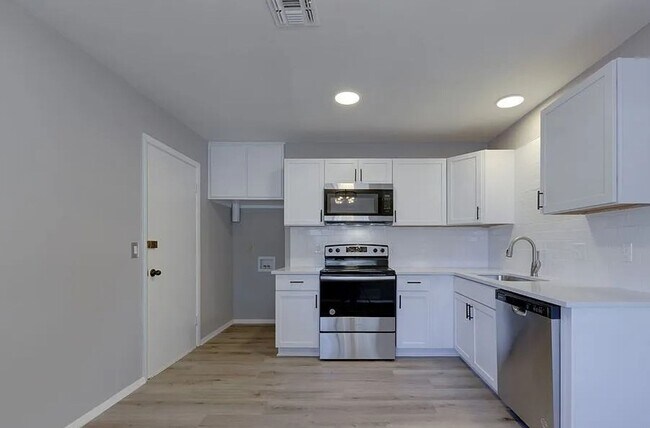 Building Photo - Adorable 4 Bedroom in Haysville!