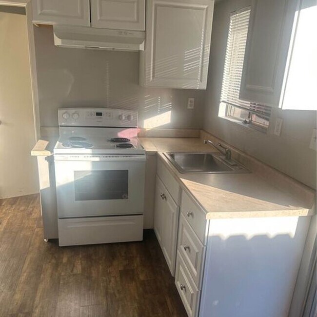 Building Photo - 2440 Almandor Cir