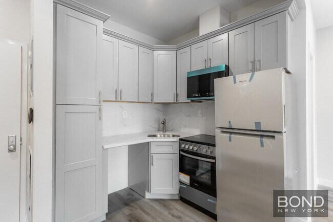 Building Photo - 317 W 48th St