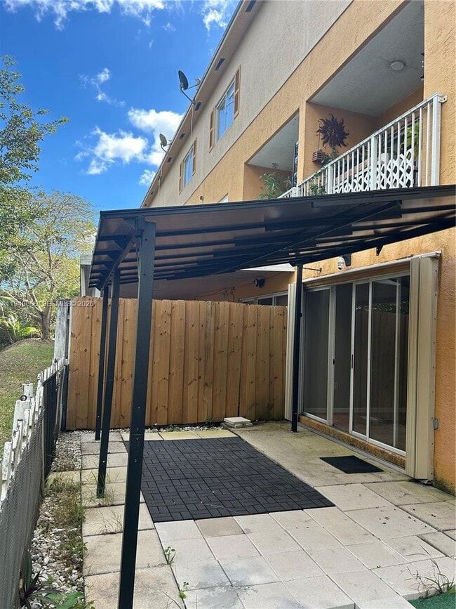 Building Photo - 6225 SW Kendale Lakes Cir