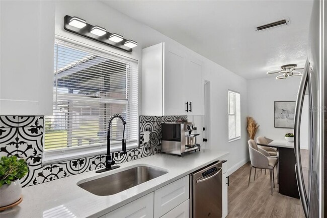 Building Photo - 3034 Touraine Ave