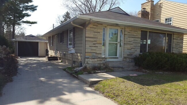 Primary Photo - 931 6th Ave SW