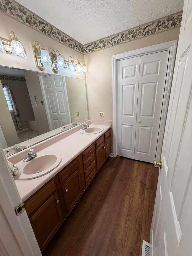 Building Photo - 3BR Home | Granite Kitchen | Fireplace | Deck | Fenced Yard