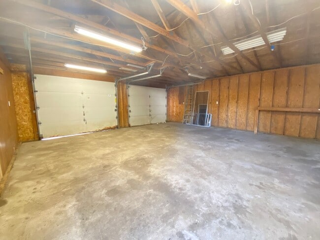 Building Photo - 3 Bedroom Home In Chesterton