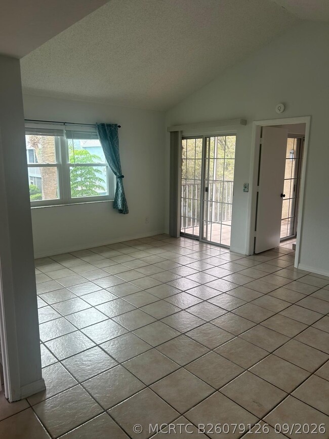 Building Photo - 1627 SE Green Acres Cir