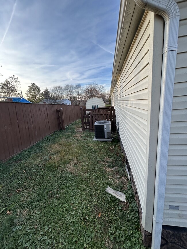 Building Photo - 28 Moats Ln