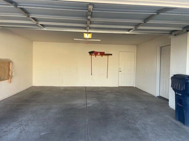 Building Photo - Occupied - 2 bedroom 2 bath in Aspen Shadows Contact Property Pros Property Management for more d...