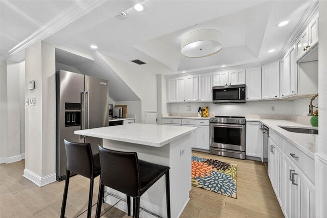 Building Photo - 922 N Shore Dr NE