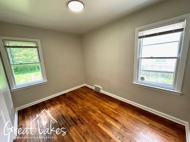 Building Photo - Stunning 3 Bedroom 1 Bathroom now availabl...